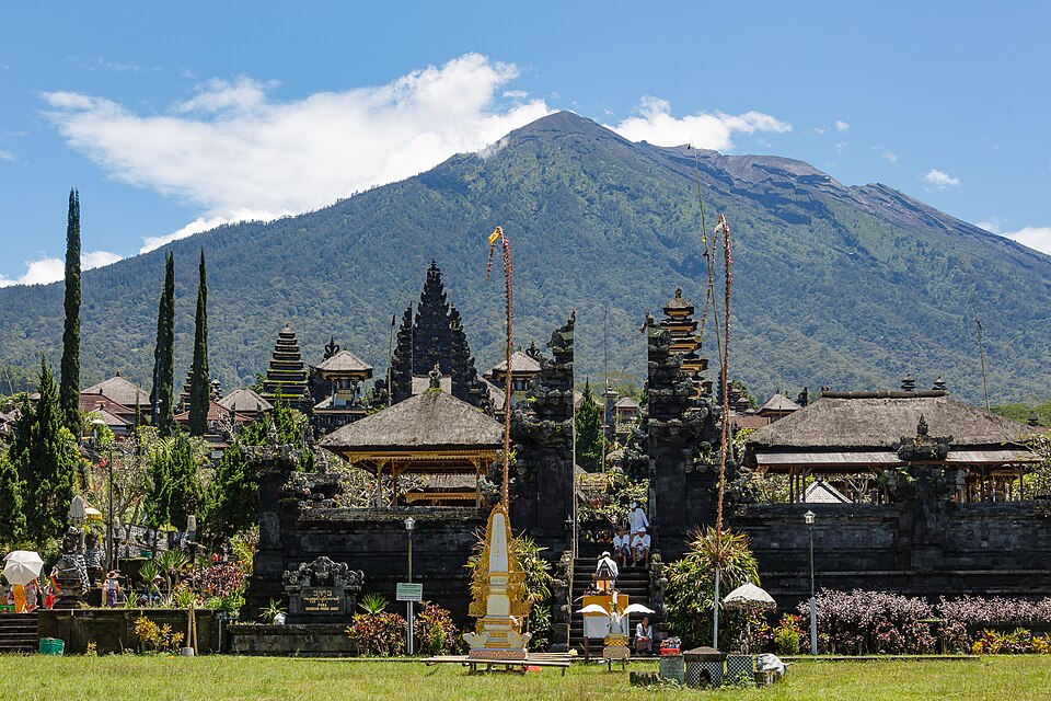 Pura Besakih, Bali | Wikimedia/Uwe Aranas
