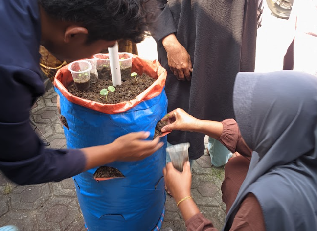 Foto kegiatan menanam (Sumber: Dokumentasi pribadi)