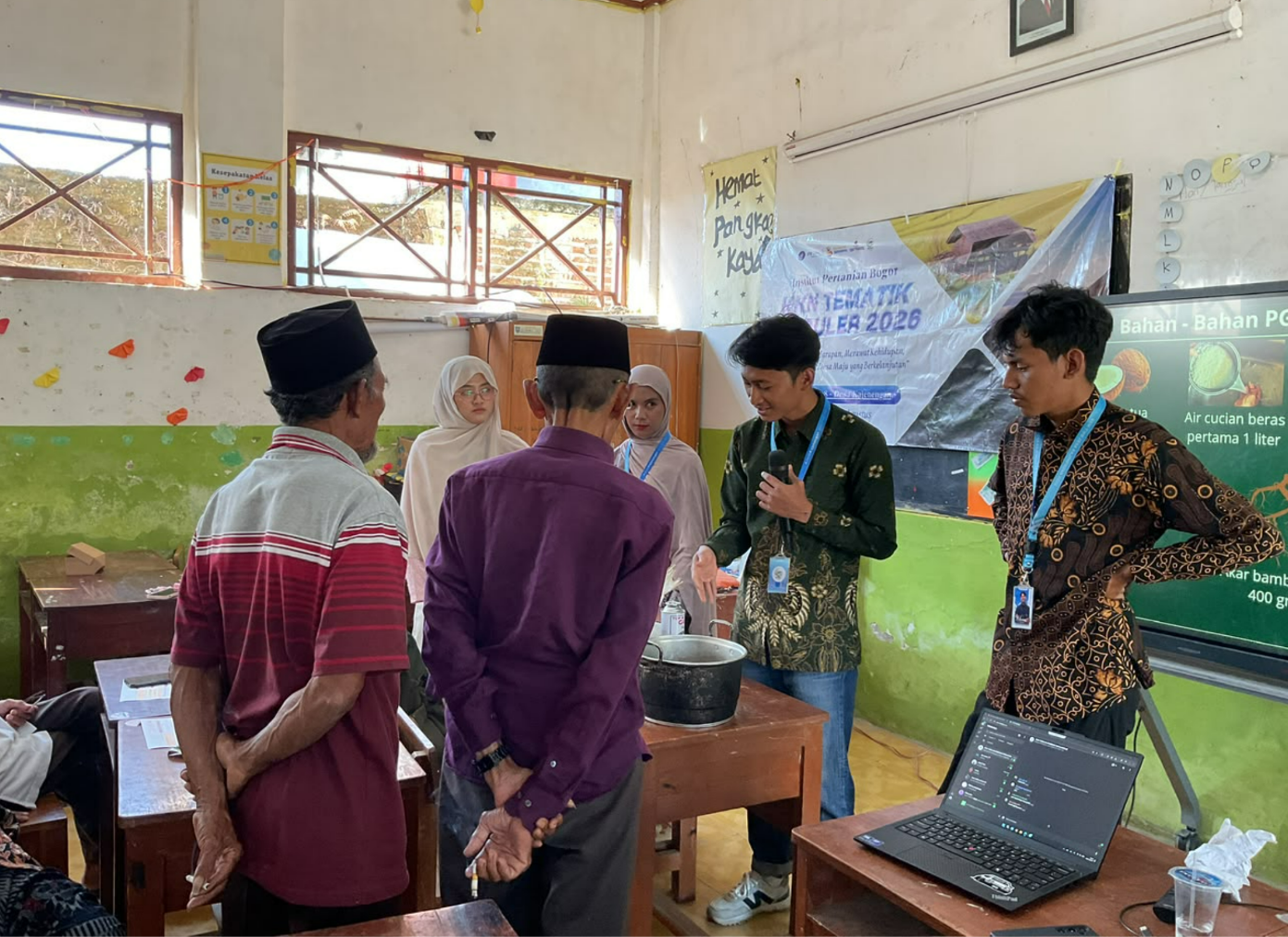 Mahasiswa dan Petani Melakukan Praktik Pembuatan PGPR