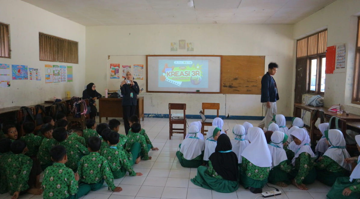 Pemaparan materi Kreasi 3R di MI SIrojul Huda