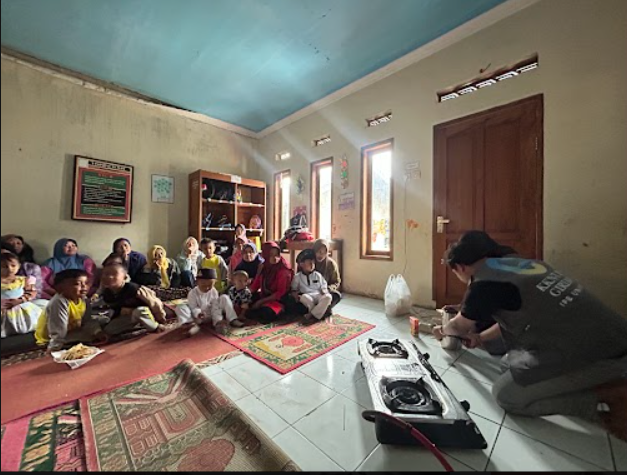 Mahasiswa KKN-T IPB University mempraktikkan proses pembuatan selai berbahan dasar buah konyal kepada masyarakat Desa Giriawas, Kecamatan Cikajang, Kabupaten Garut.