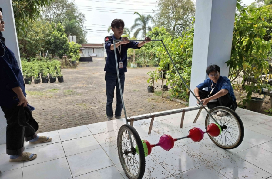 Dokumentasi Uji Coba Alat & Pengamatan Jarak Tanam serta Jumlah Benih