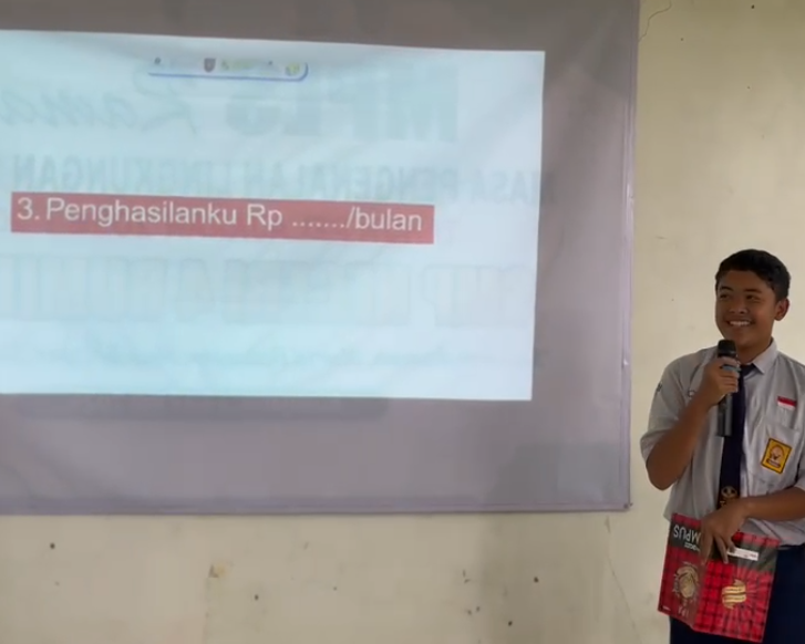 Revani, siswa kelas VIII SMP Negeri 4 Sokatengah, membacakan cita-citanya untuk menjadi peneliti di NASA di hadapan teman-temannya | Foto: Dokumentasi Pribadi. 