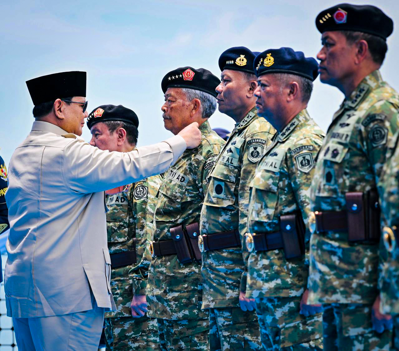 Seperti Apa Bentuk Tanda Pangkat TNI Angkatan Darat (AD)?