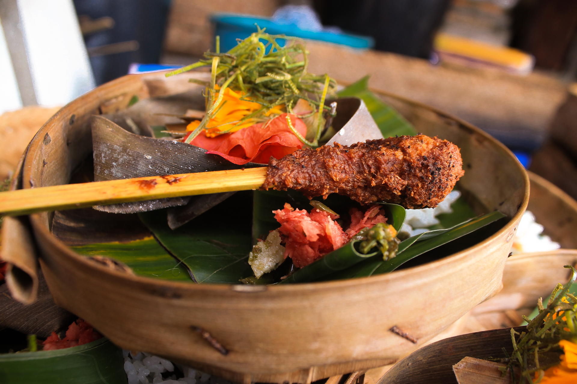 Potret Sesajen Sate Lilit Sebagai Sarana untuk Mendekatkan Diri Kepada Tuhan dalam Kepercayaan Umat Hindu di Bali | Sumber: Wikimedia Commons @Rianilovegood