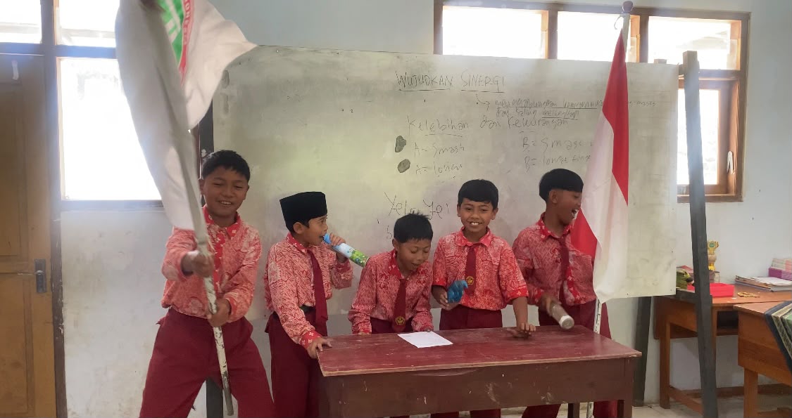 Siswa SD Negeri Pudak Kulon menampilkan yel-yel sebagai tantangan Seven Habits. | Foto: Dokumentasi Pribadi