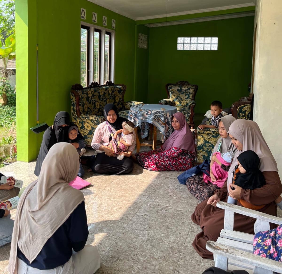 Edukasi Program GENIUS kepada peserta terkait 1000 Hari Pertama Kehidupan, Pencegahan Stunting, Pemilihan Kualitas Telur, Pemenuhan Protein, dan Resep Nuget Tempe.