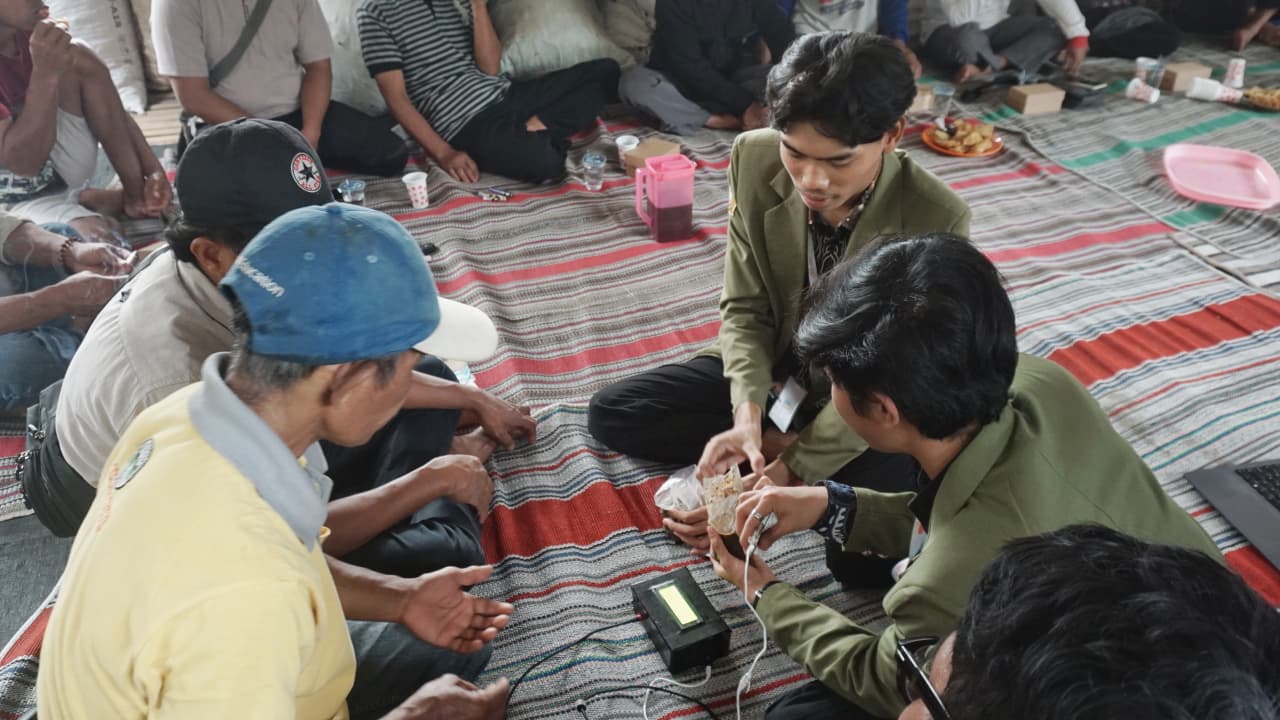 Sosialisasi IOT.jpeg Mahasiswa KKN 33 UPN Veteran Jawa Timur mendemonstrasikan alat monitoring kelembapan tanah berbasis IoT kepada anggota Gapoktan di Desa Wonomerto, Jombang.