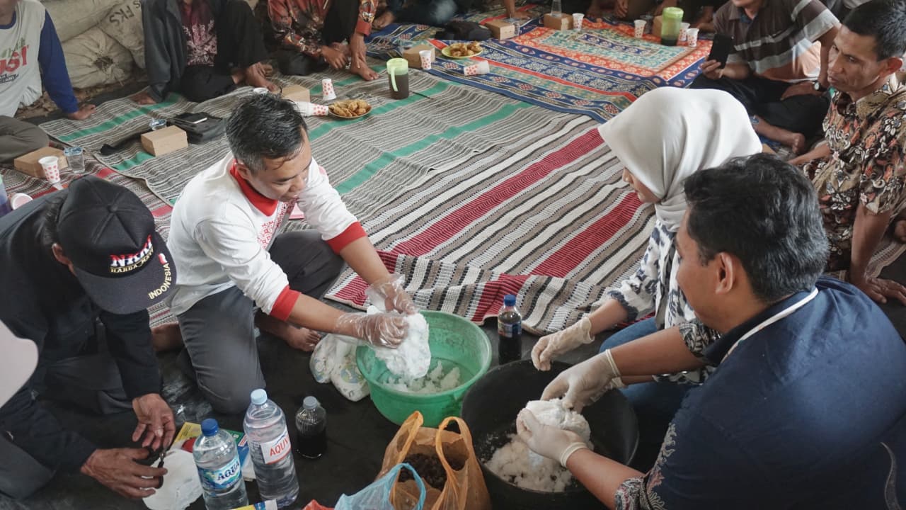 Sosialisasi Pupuk Popok.jpeg Mahasiswa KKN 33 UPN Veteran Jawa Timur bersama warga mempraktikkan pembuatan pupuk organik cair dari limbah popok sekali pakai.