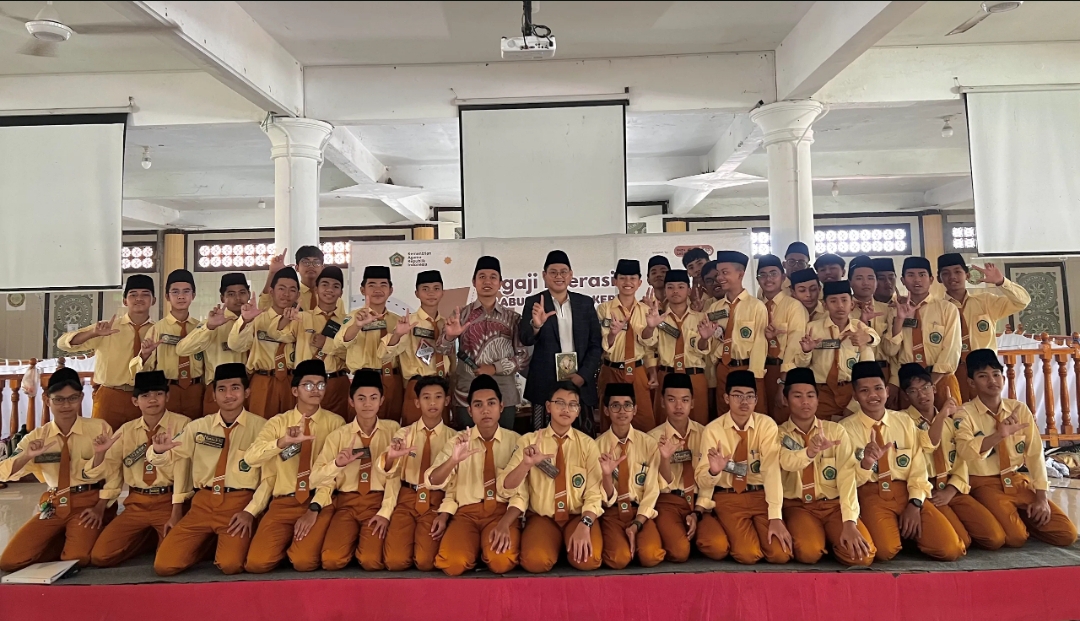 Road to IBF 2026 Penulis Wahyudi Pratama bersama santri (Islamicbookfair/Dimas Dwi Pangestu)