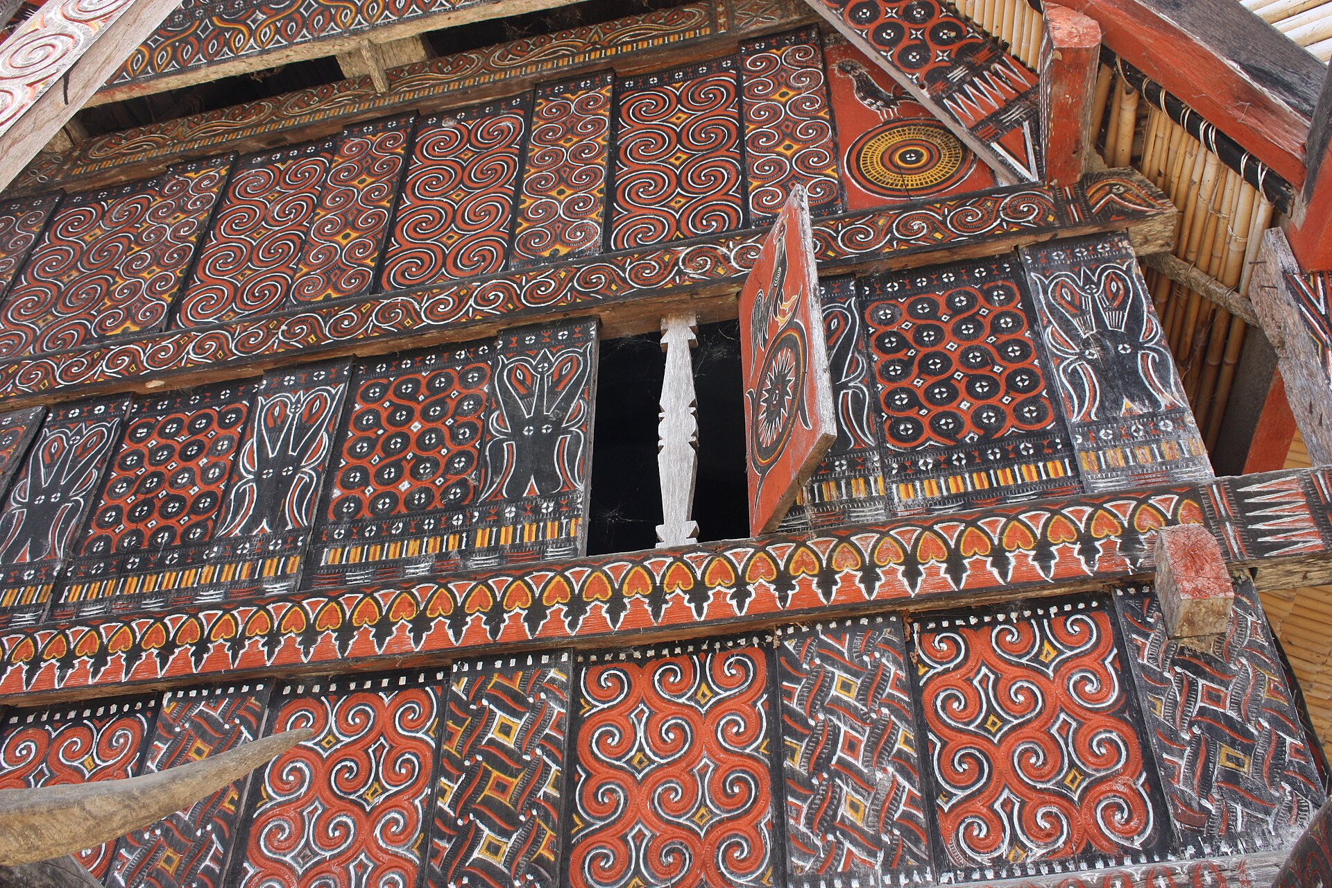 Ukiran dan Simbol Khas Adat Toraja | Sumber: Wikimedia Commons @Arian Zwegers