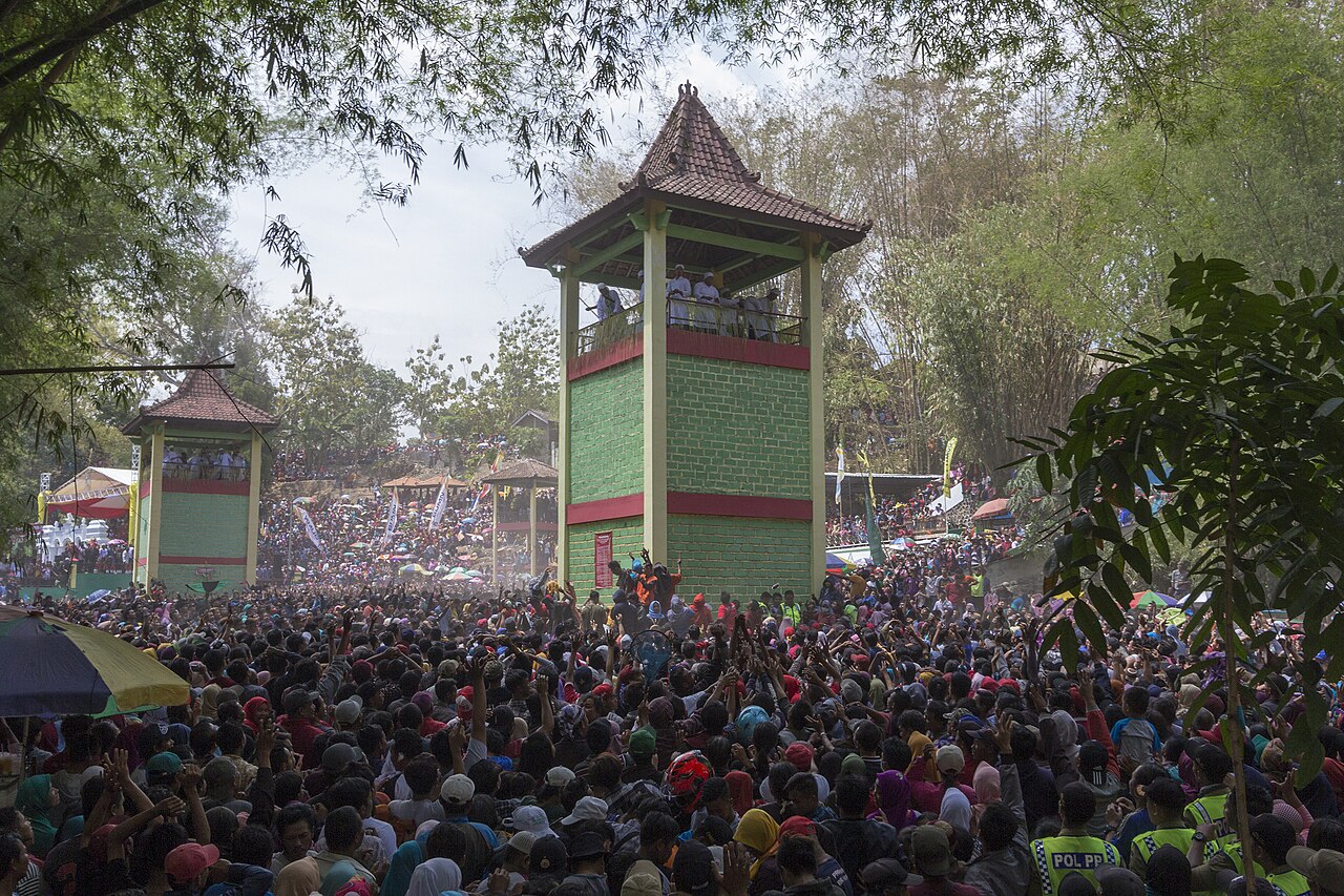 tradisi saparan sebar apem yaqowiyu di jatinom klaten