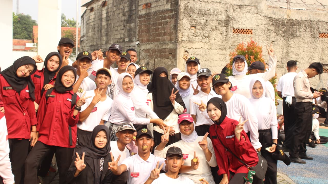 Kebersamaan calon Paskibra (Capas) dan purna Paskibra Kecamatan Ciomas saat Latihan Gabungan | Sumber: Dokumentasi Humas PPK Ciomas