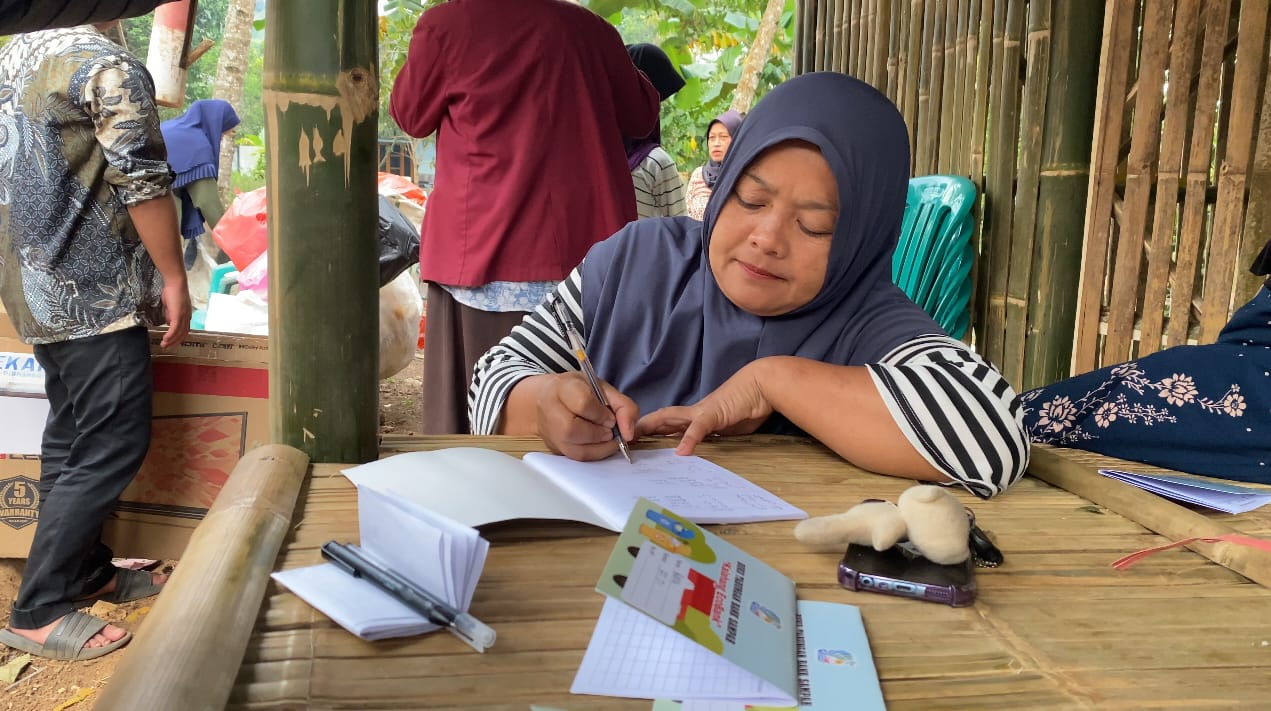 Penimbangan pertama sampah yang dikumpulkan melalui Kalahang EcoBank | Foto: Dokumentasi KKM Eksyar Kelompok 1