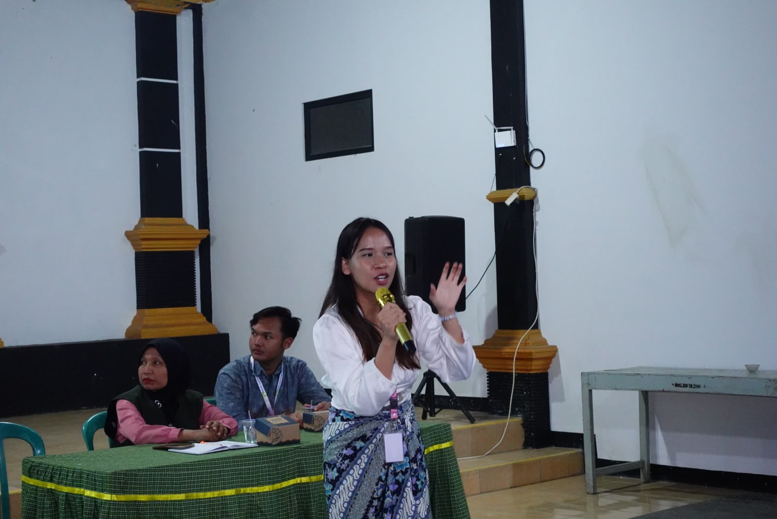 Penyampaian materi workshop 'UMKM Go Digital' oleh tim KKNT IPB di Balai Desa Sidaurip. Sumber: Dokumentasi Tim KKNT IPB Desa Sidaurip (2026)