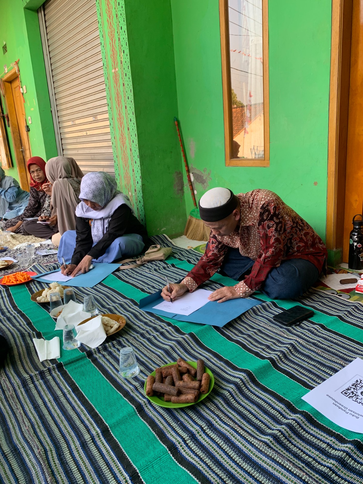 Penandatanganan surat kerjasama dan komitmen (Sumber: Dokumentasi Pribadi)