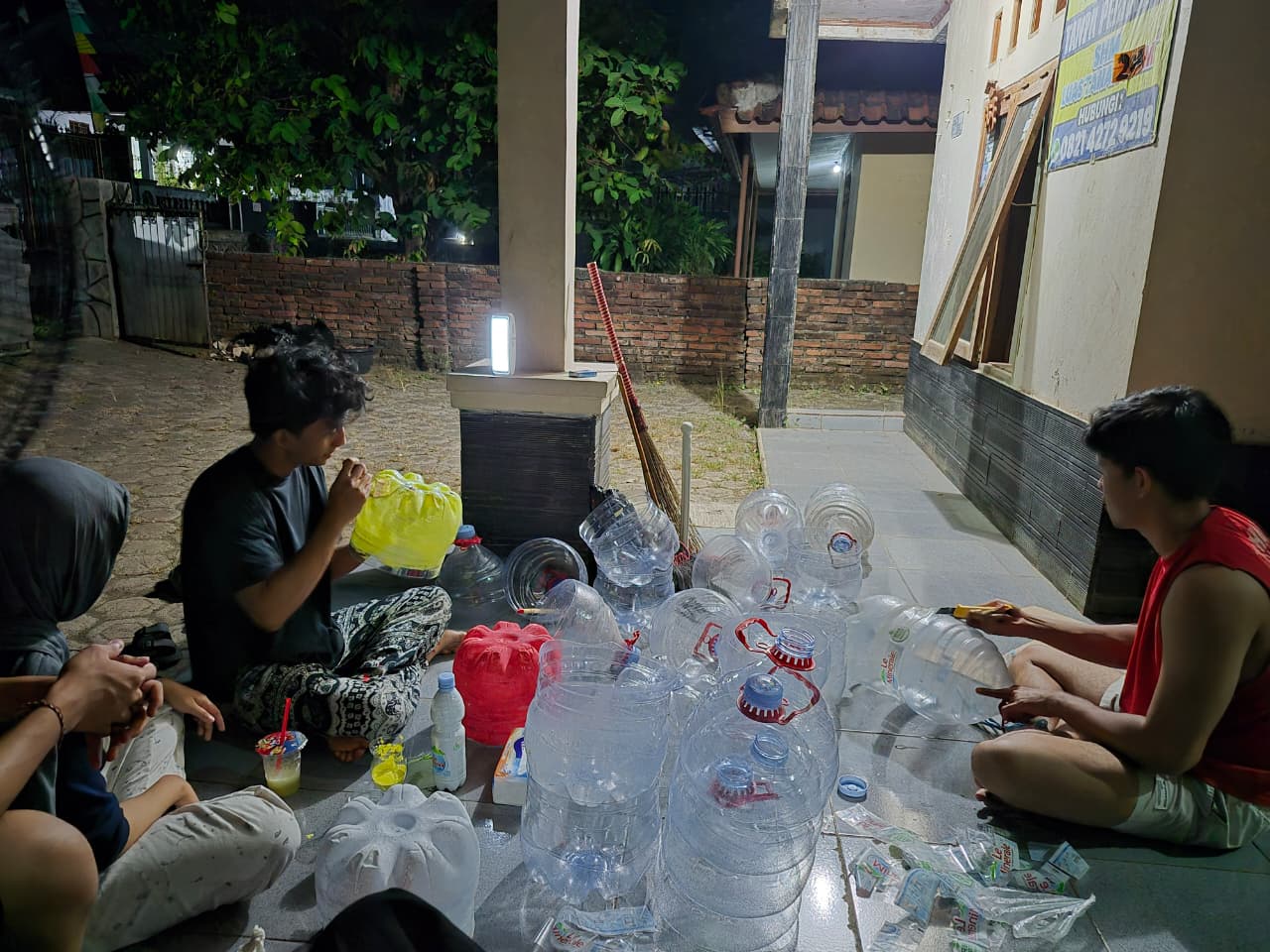 Memotong dan mengecat media tanam