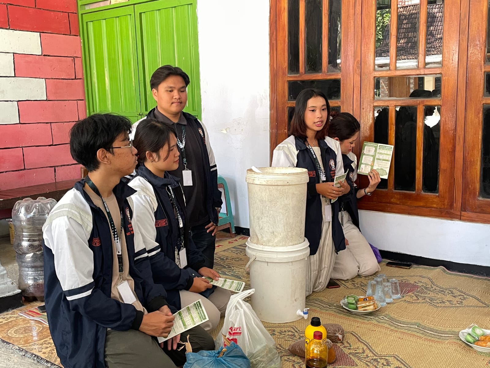 Penyampaian Materi Leaflet oleh Emmanuela