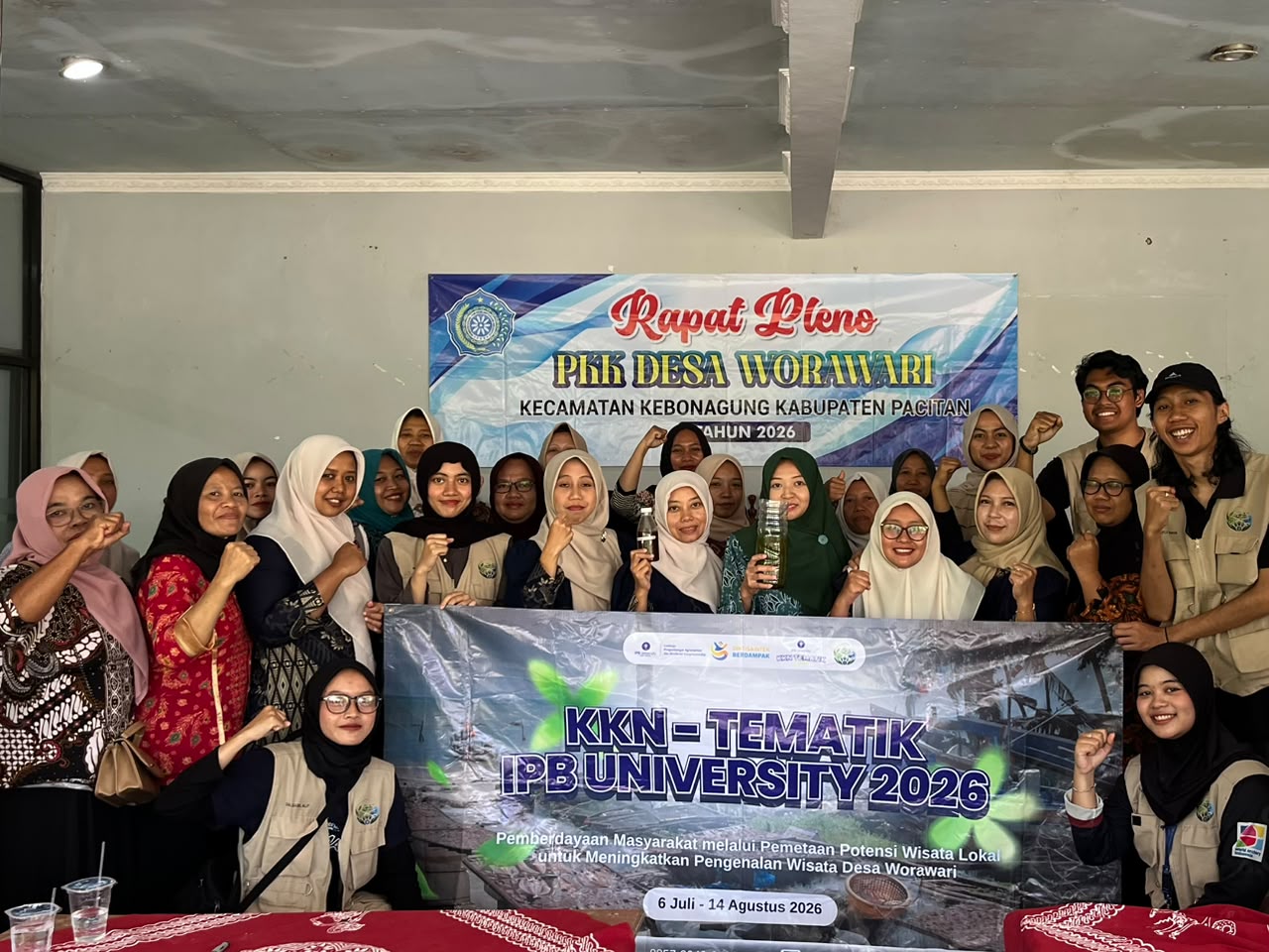 Mahasiswa KKNT IPB University berfoto bersama ibu-ibu PKK Desa Worawari usai penyuluhan bioecoenzyme.