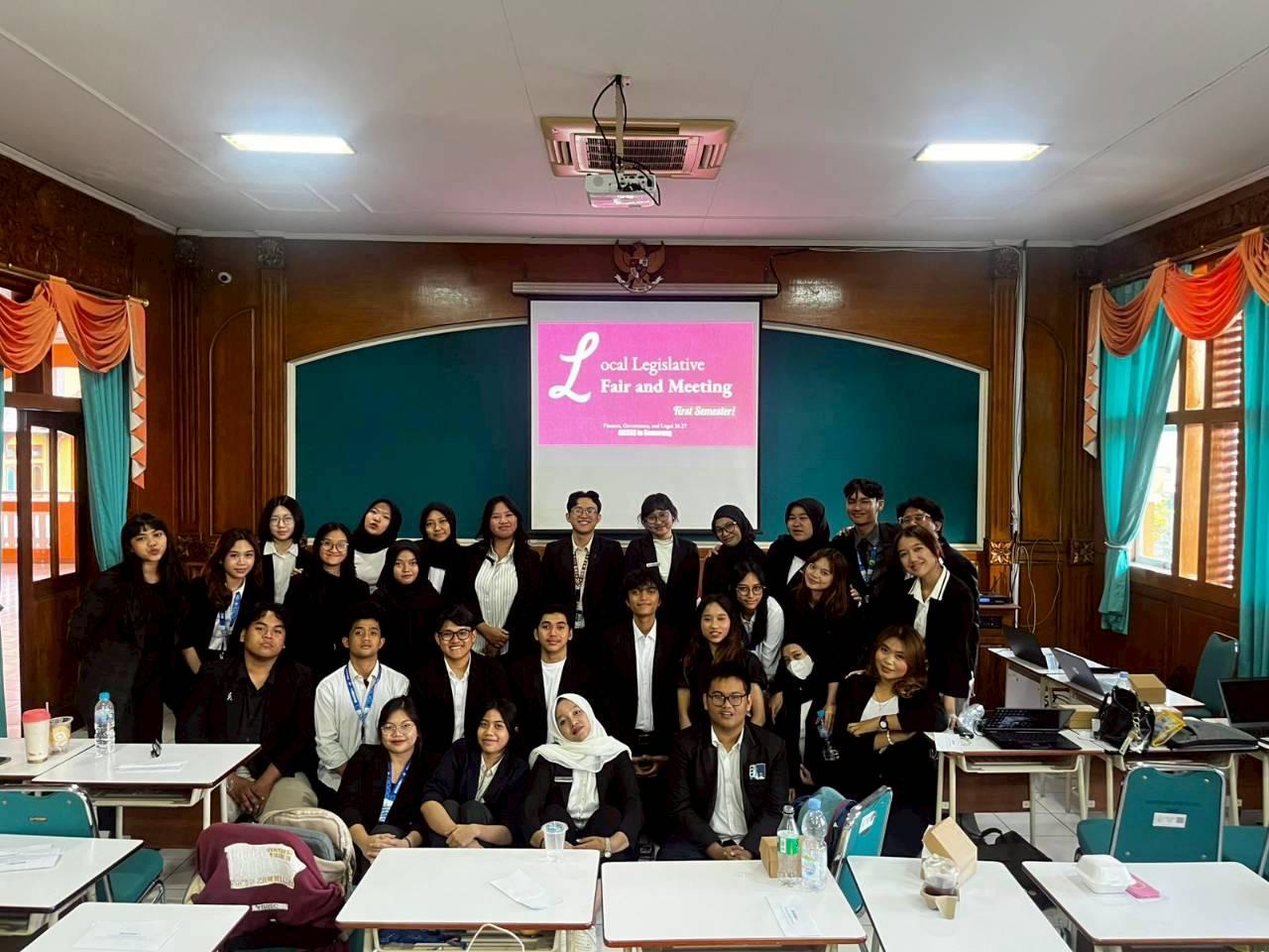 Member AIESEC in Semarang yang tengah melangsungkan sidang internal rutin