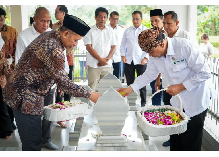 Ziarah Makam R.M. Margono Djojohadikusumo di Dawuhan, Banyumas, Jawa Tengah | Diskoperindag Lamongan