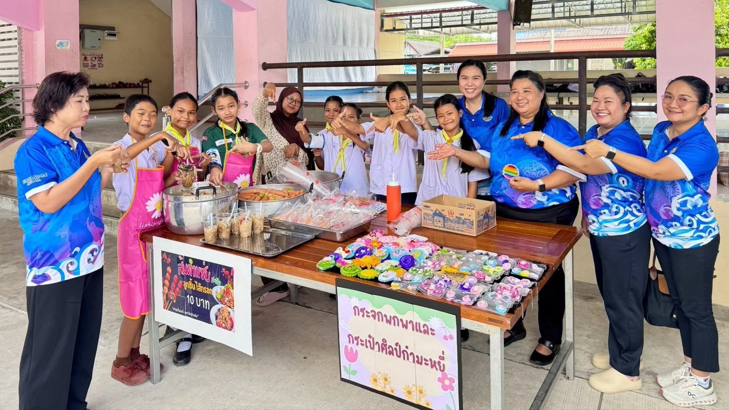 02_Exchange Participant Global Volunteer AIESEC in UNEJ Ikuti Market Day Rutin di Sekolah Thailand.jpg