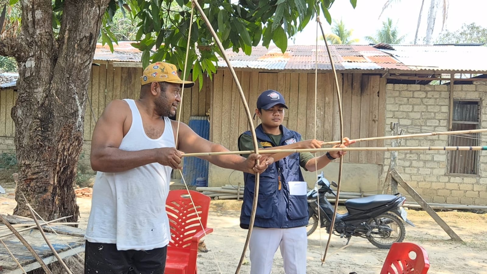  Pak Salmon Tatiorim mengajarkan anggota Tim Ekspedisi Patriot cara menggunakan panah tradisional | Dokumentasi Pribadi 