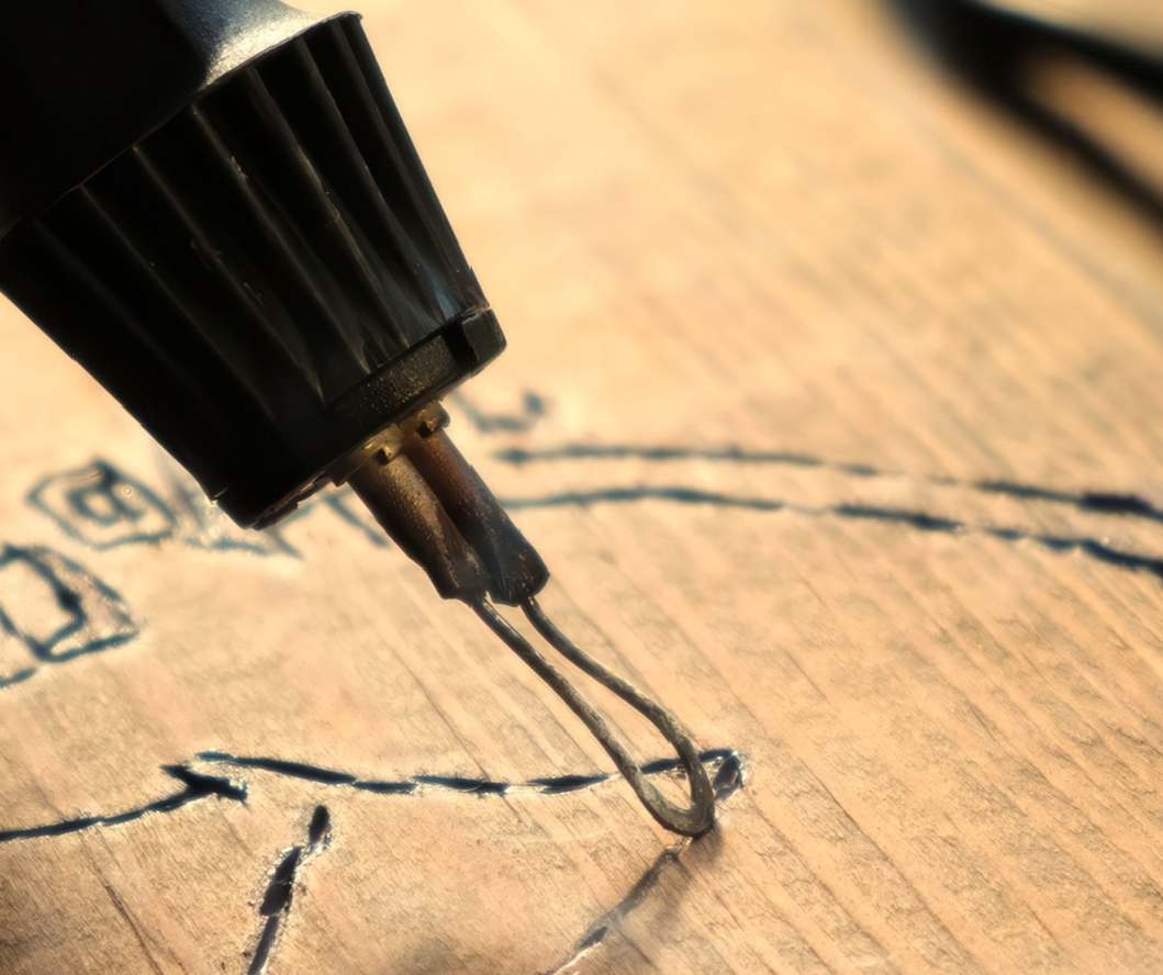 Seni pyrografi mengandalkan kontrol suhu dan ketelitian tangan. Sumber: Tangkapan Layar | Hanna Taniukevich / Getty Images