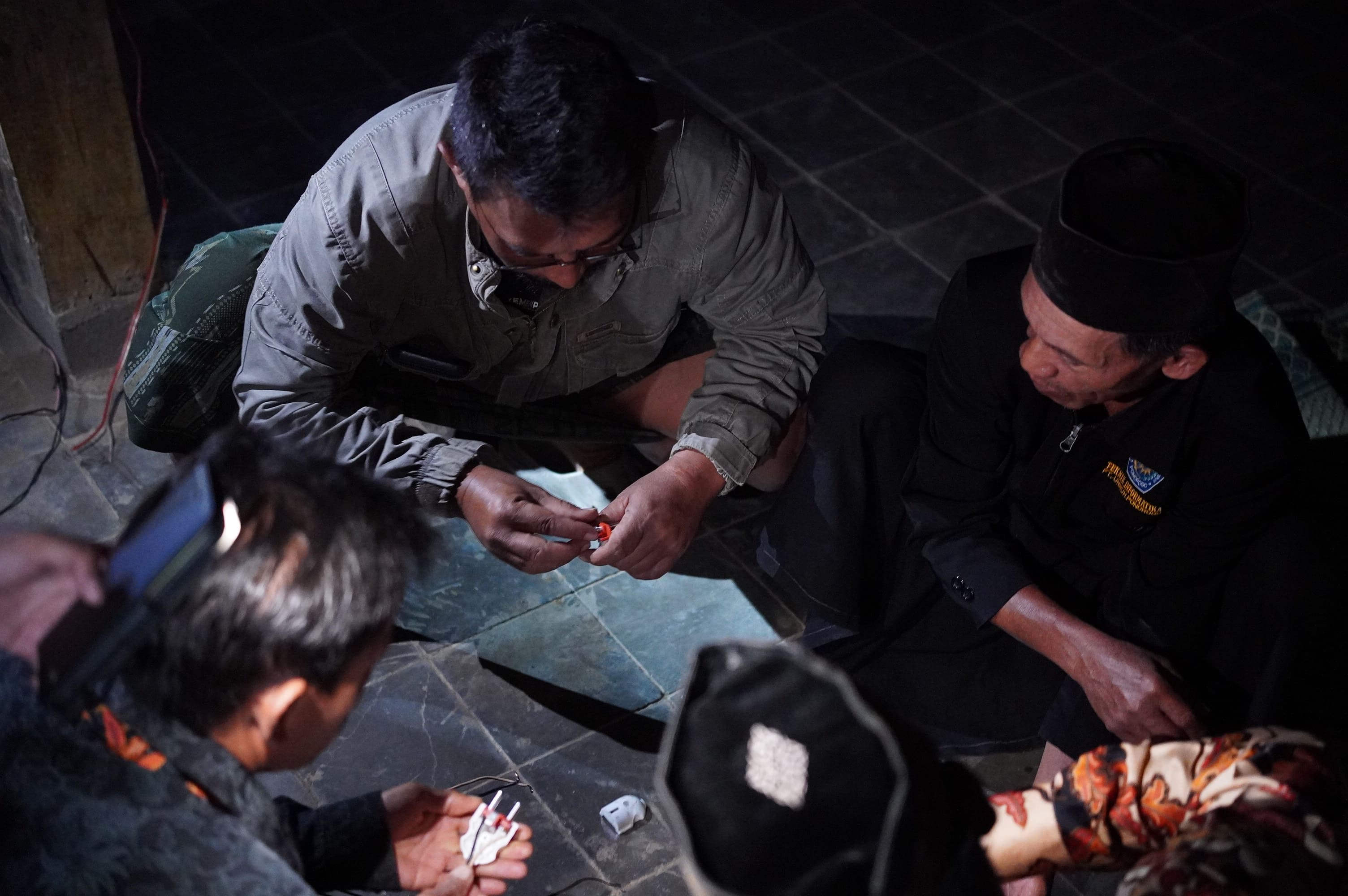 Warga bekerja sama menyalakan genset (Dokumentasi Pribadi)