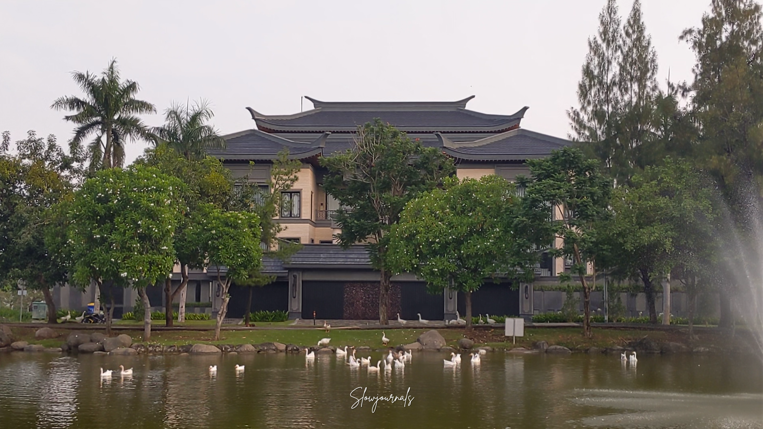 Taman Angsa di Surabaya ini Punya Gaya Arsitektur dengan Vibes Eropa