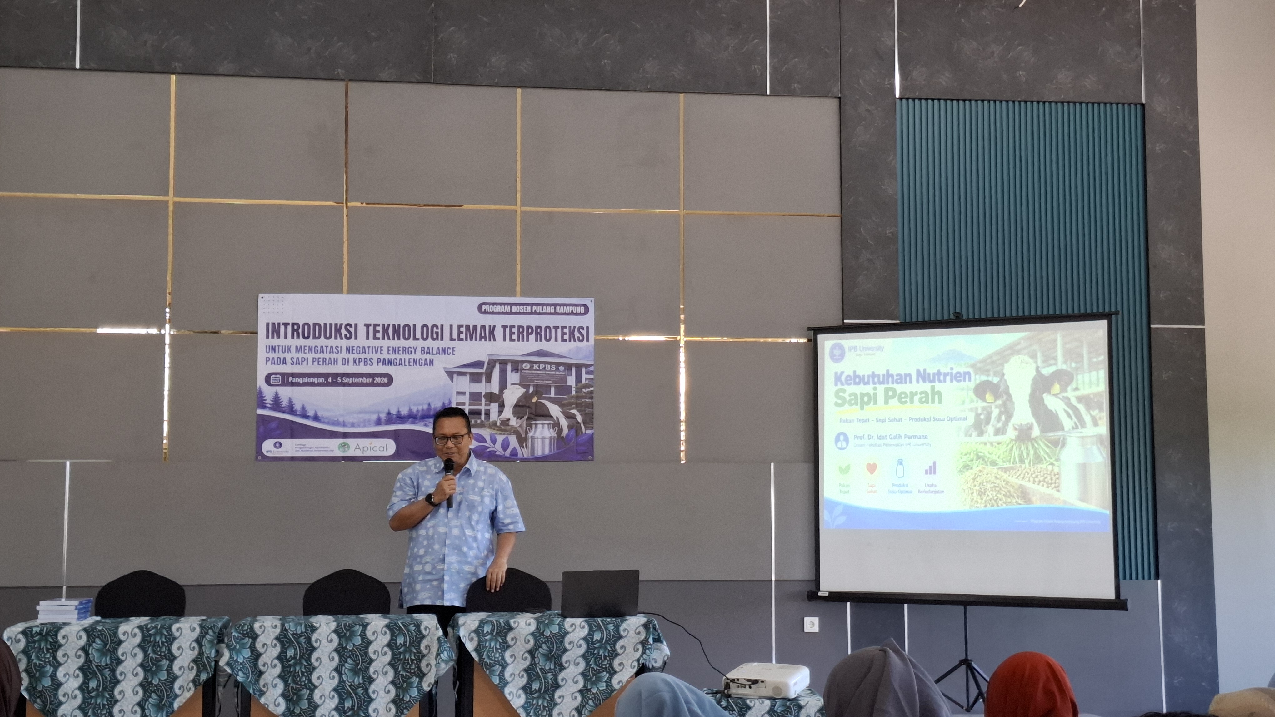 Akademisi IPB University memberikan pemahaman mengenai nutrisi dan kebutuhan energi sapi perah kepada peserta. 