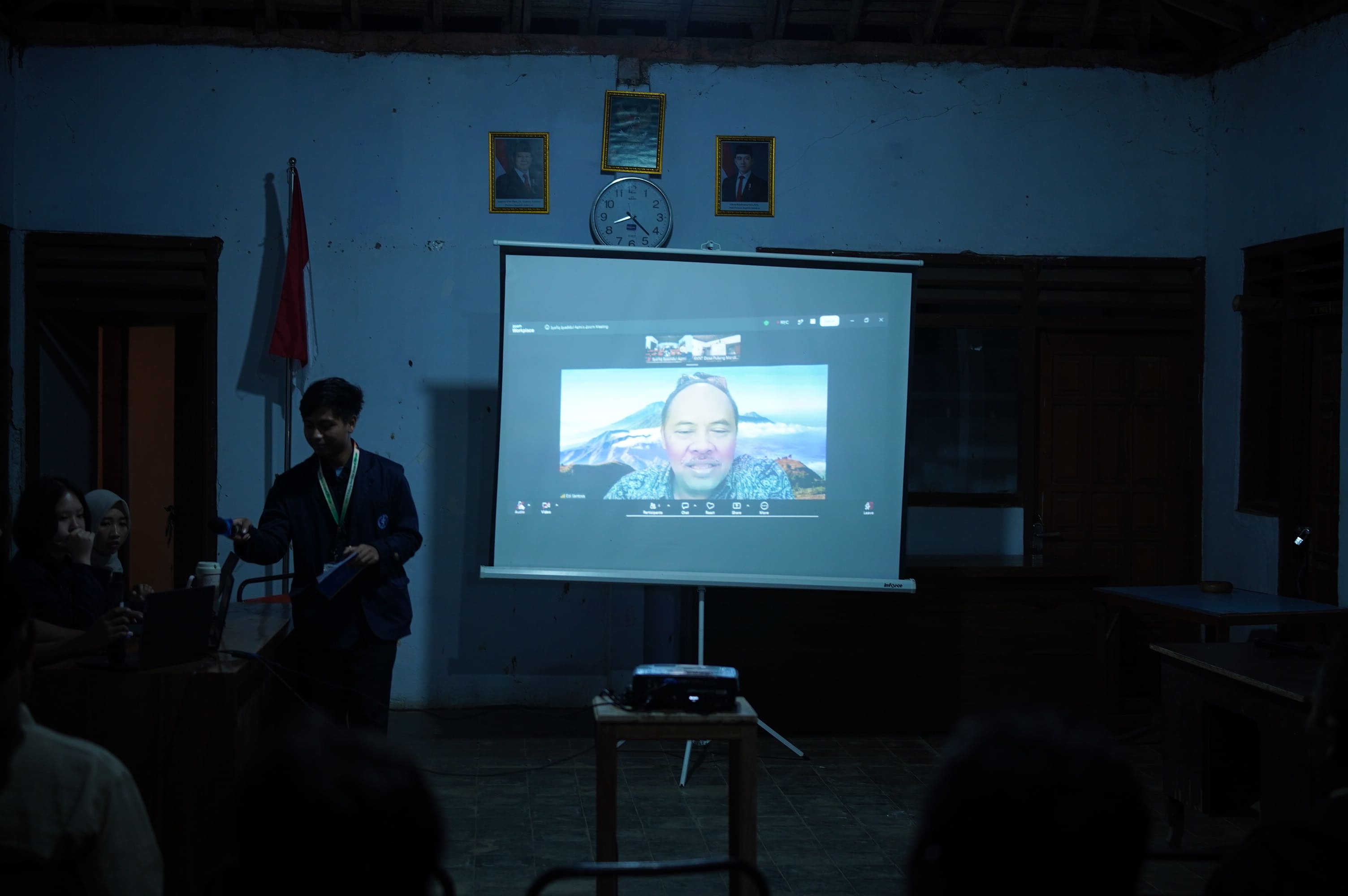 Pelaksanaan Zoom Meeting bersama pakar (Dokumentasi Pribadi)