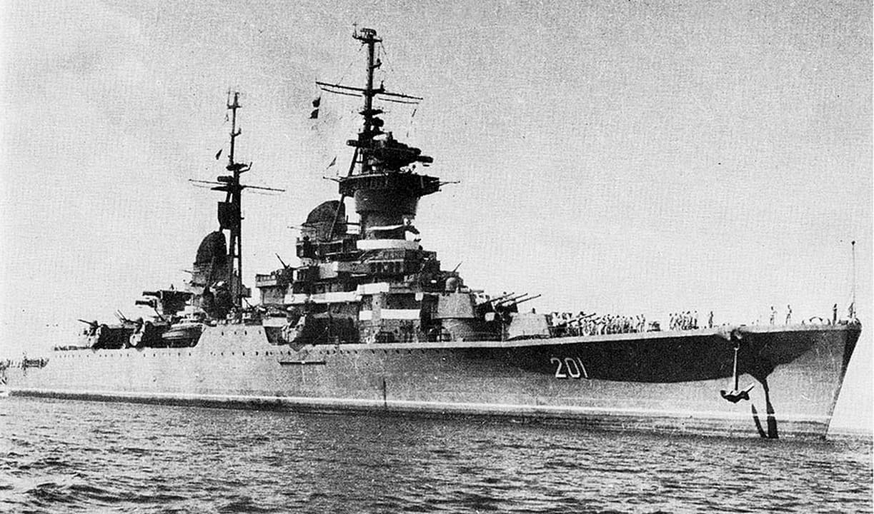 KRI Irian (201), kapal penjelajah bekas Uni Soviet yang sempat menjadi kapal perang terbesar yang pernah dimiliki Indonesia sebelum akhirnya dijual sebagai besi tua pada 1972. Foto: TNI AL, domain publik/Wikimedia Commons.