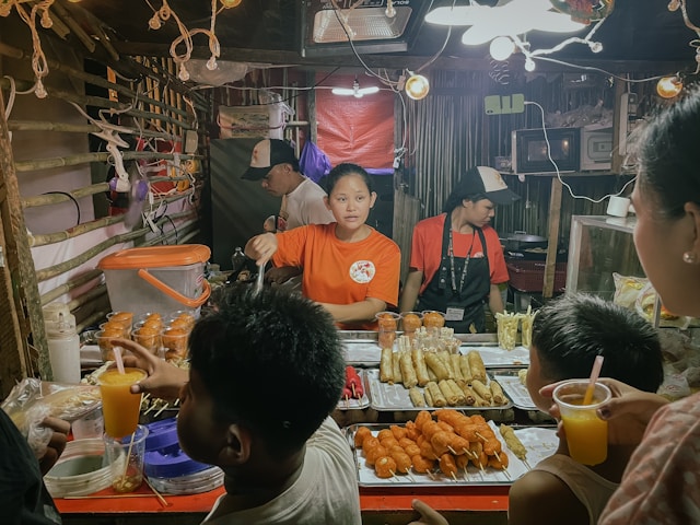 Jualan Jajanan Pasar (https://unsplash.com/photos/people-buying-food-at-a-street-food-stall-6zn_lPbV6Cs)