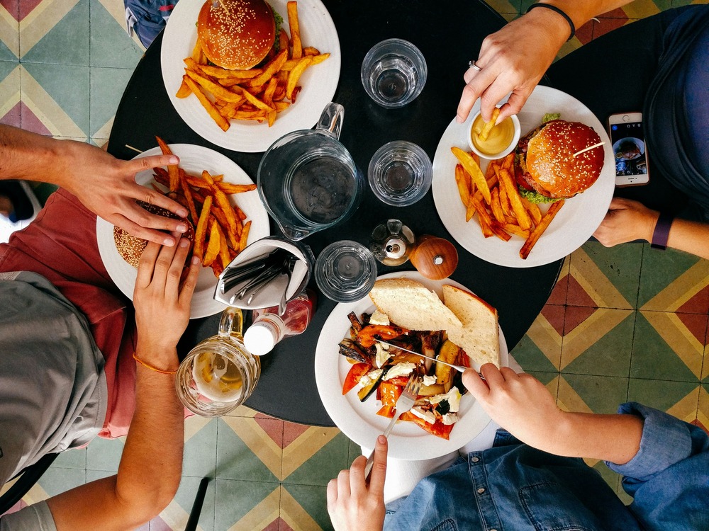 Ilustrasi Gen Z self-reward dengan makanan favorit | Foto: Unsplash | Spencer Davis