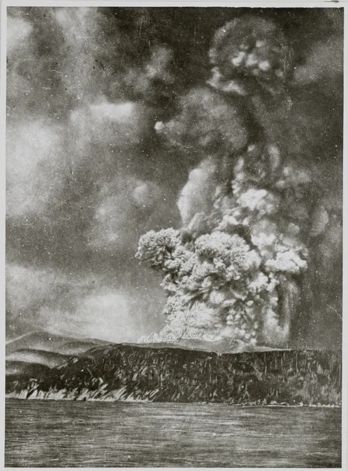 Kolom abu vulkanik membubung dari letusan Krakatau, salah satu ledakan terkeras yang pernah tercatat dalam sejarah manusia modern. Foto: Anonim/Leiden University Libraries, domain publik via Wikimedia Commons.
