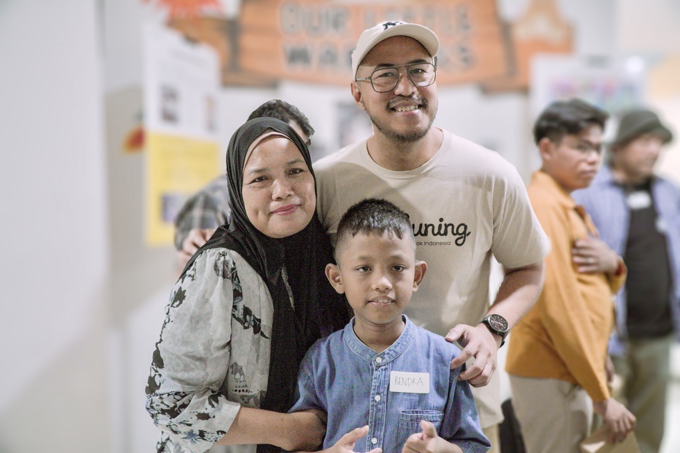 Pandji Pragiwaksono bersama Orang Tua dan Anak Pejuang Kanker | Pita Kuning