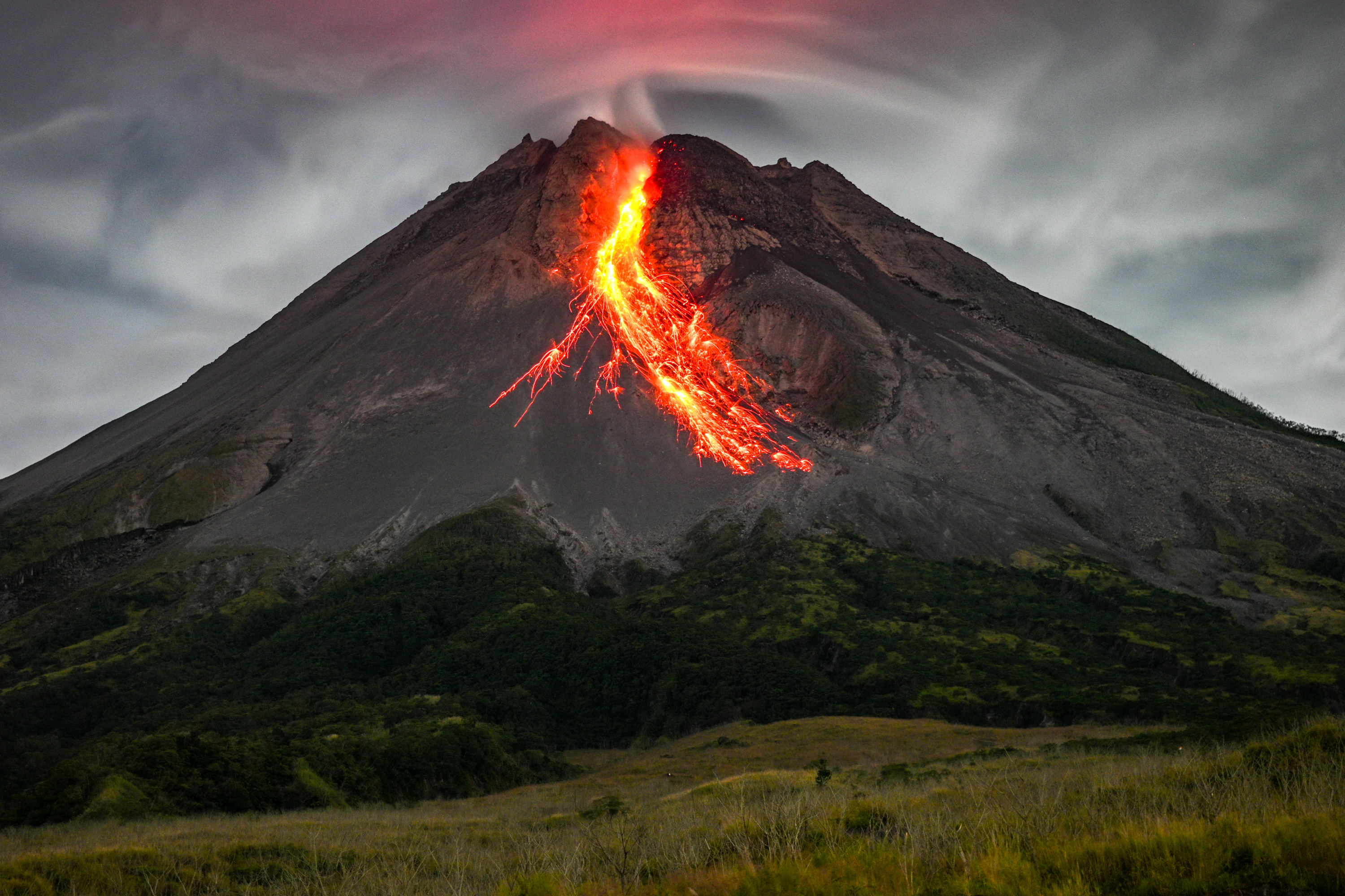Luncuran Lava Gunung Merapi | Foto: Wikimedia Commons | Author: Mamoxfwidayat | Source: Own Work