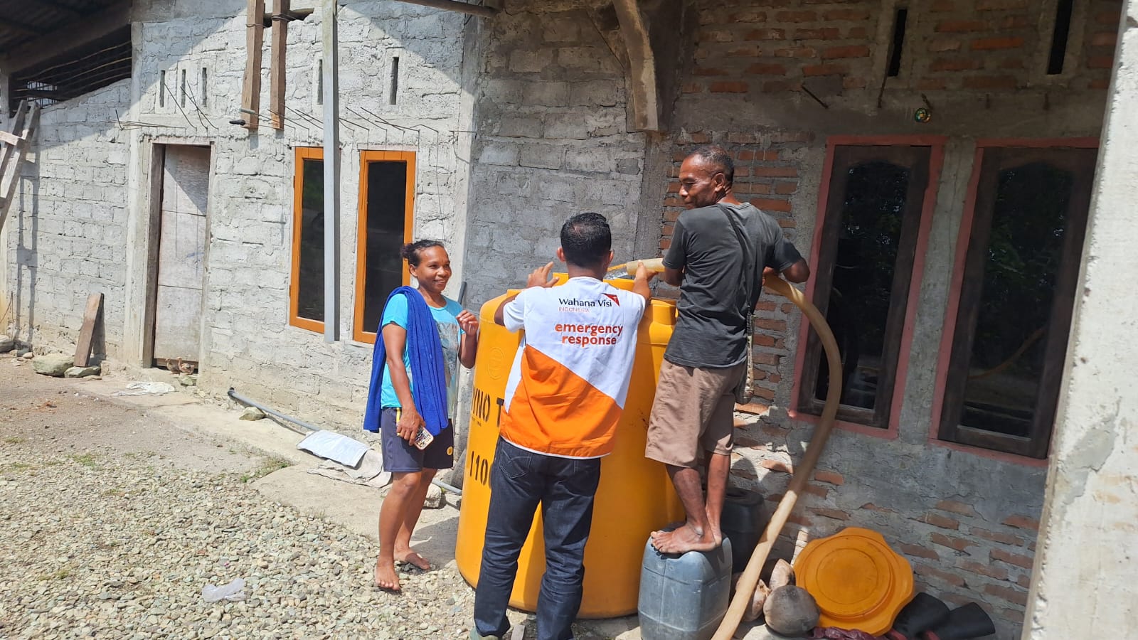 Bantuan air bersih dilakukan tim Emergency Response WVI untuk korban bencana gempa Flores. (Foto: WVI)