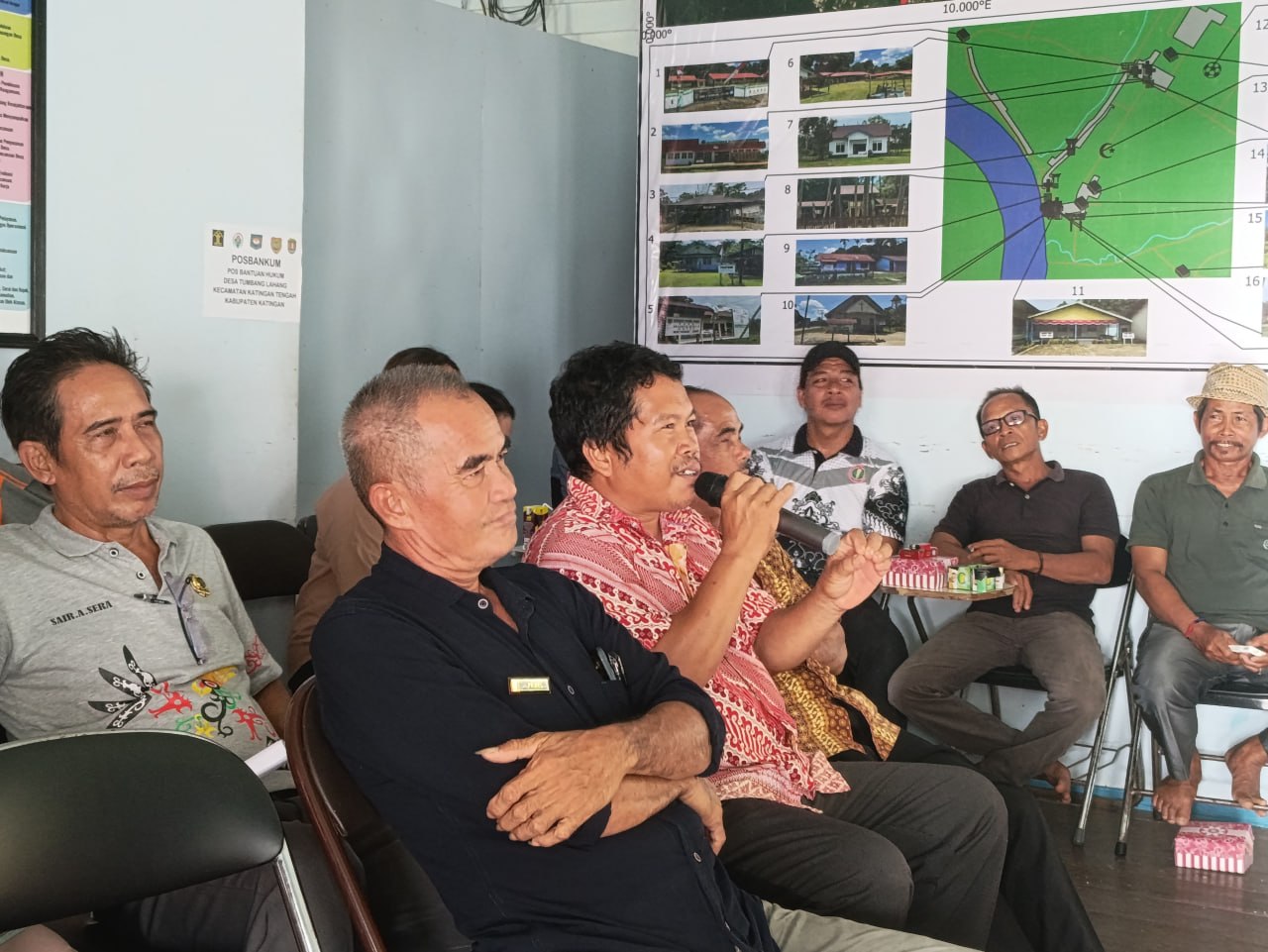 Masyarakat Desa Tumbang Lahang dengan antusias menceritakan pendapat dan pengalaman mereka mengenai ritual manyangiang dan layanan kesehatan medis modern dalam kegiatan focus group discussion pada tanggal 20 Agustus 2026 yang lalu. | Foto: Dokumentasi Pribadi