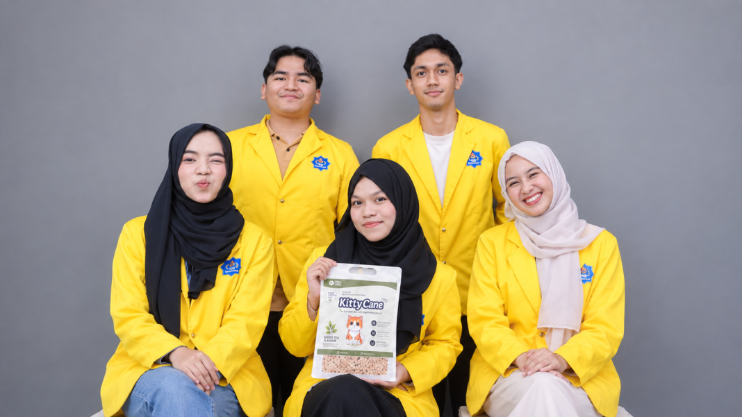 Lima mahasiswa UTU mengembangkan produk pasir kucing (Kitty Cane) | Sumber: Educare Indonesia | Foto: Tim dokumentasi UTU