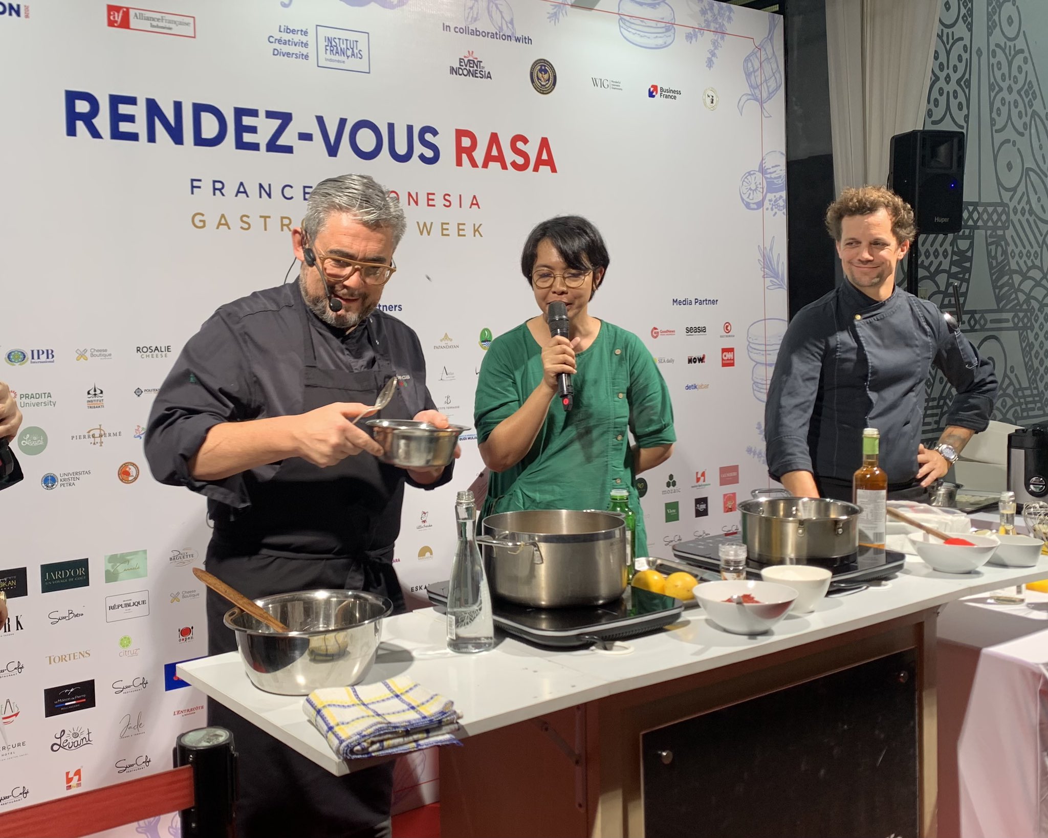 Demo masak oleh Chef Stéphane Carrade