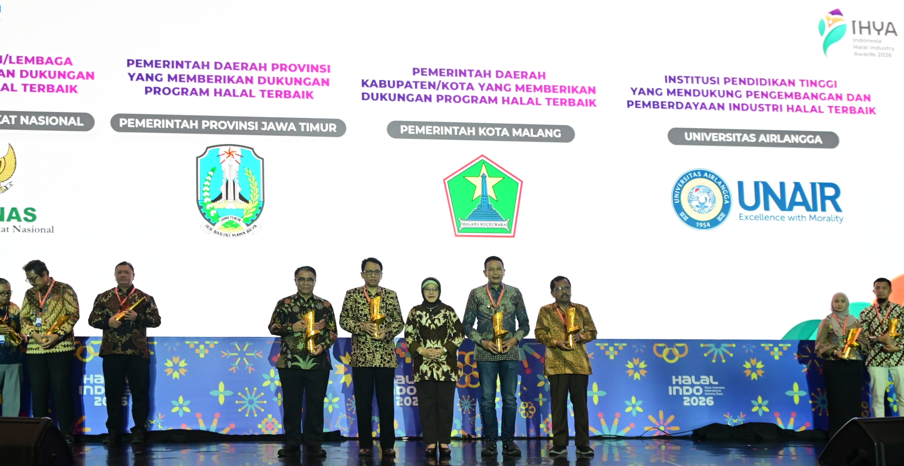Ketua Pusat Halal, Dr Abdul Rahem (tengah paling kanan) menerima penghargaan IHYA 2026 mewakili Rektor UNAIR (Dokumentasi Kemenperin RI, 2026)