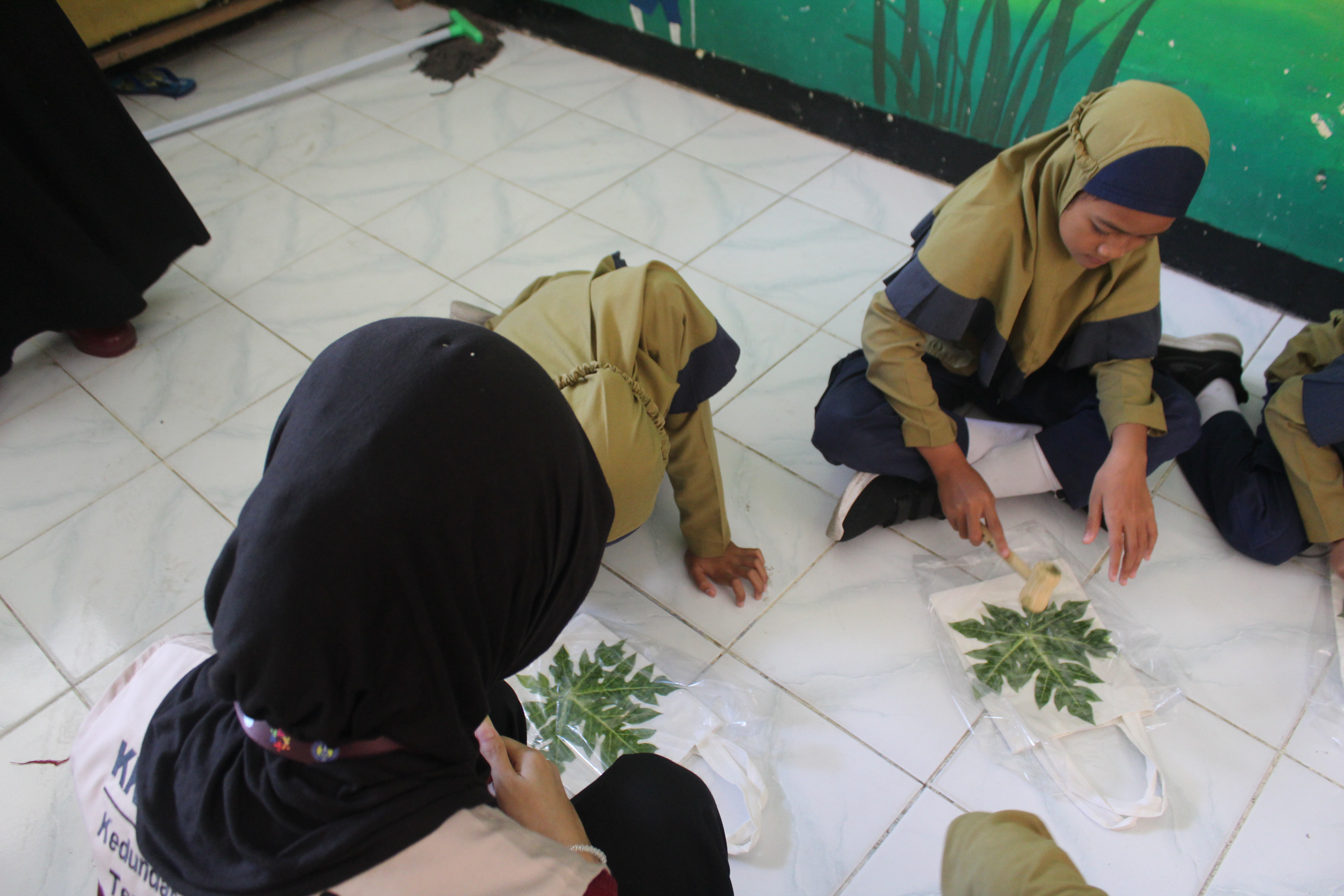 Praktik ecoprint bersama siswa SD Muhammadiyah Kedundang