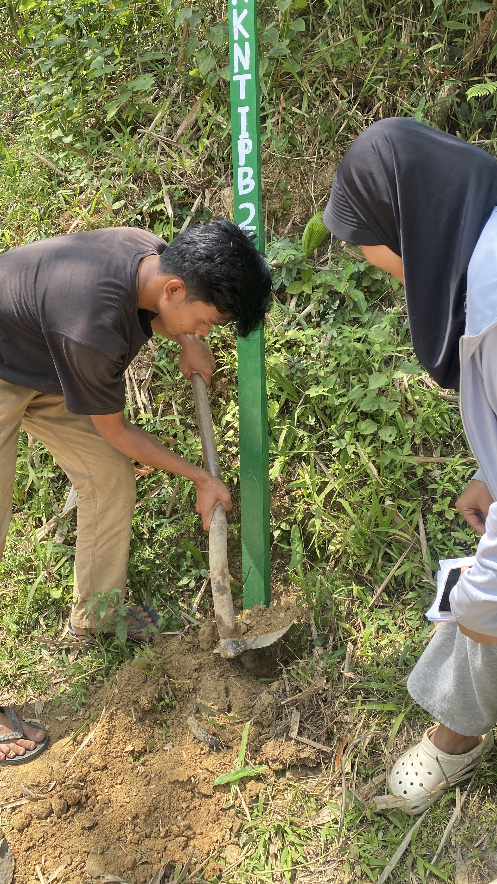 Foto 4. Dokumentasi proses pemasangan plang penunjuk arah.