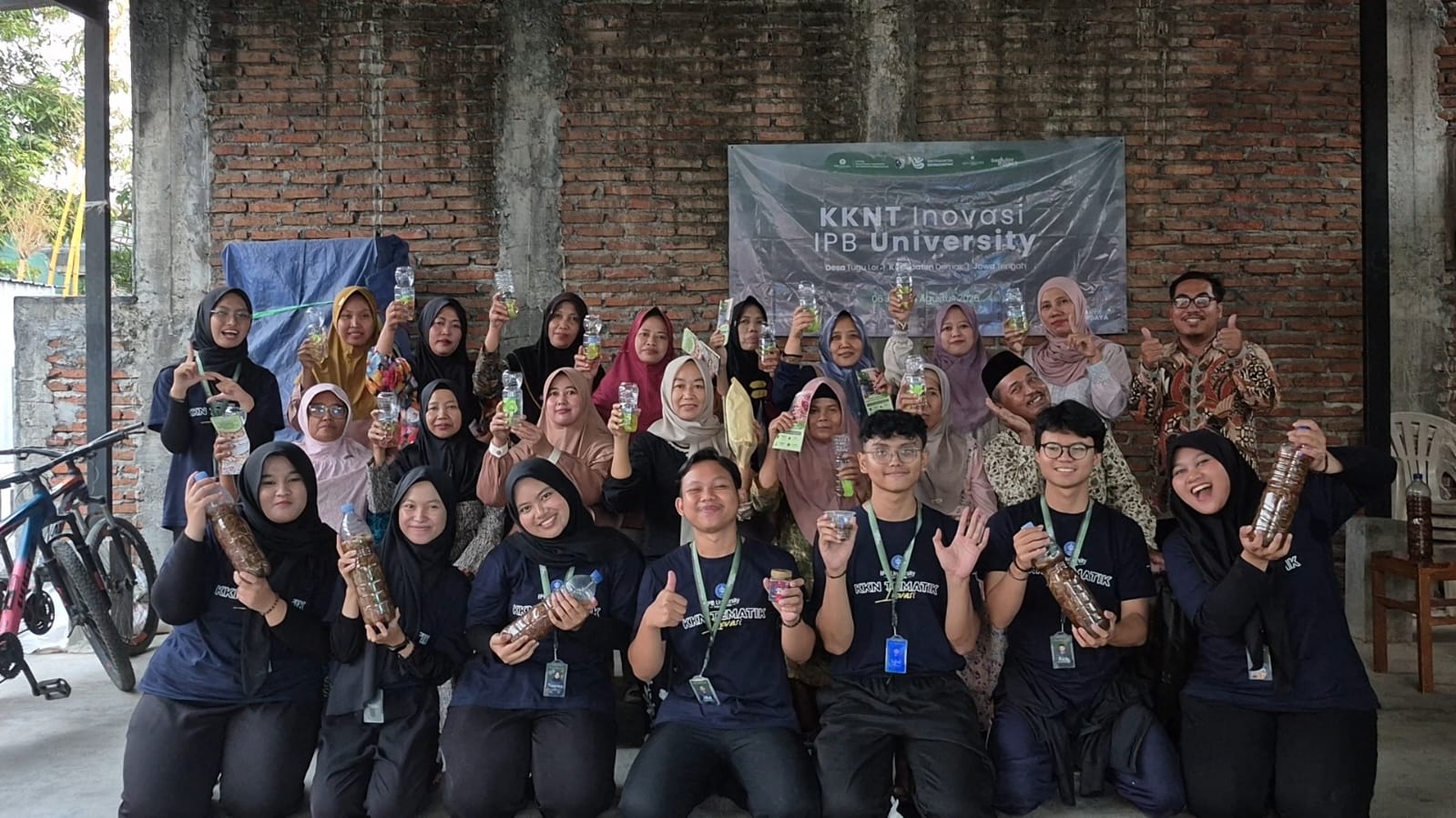 Pelaksanaan CAKRA Lestari: pengolahan limbah kulit bawang menjadi pupuk organik cair, serta pengelolaan sampah organik melalui budidaya maggot bersama masyarakat Desa Tugu Lor dan kader TP PKK. © Dokumentasi SedulorProject