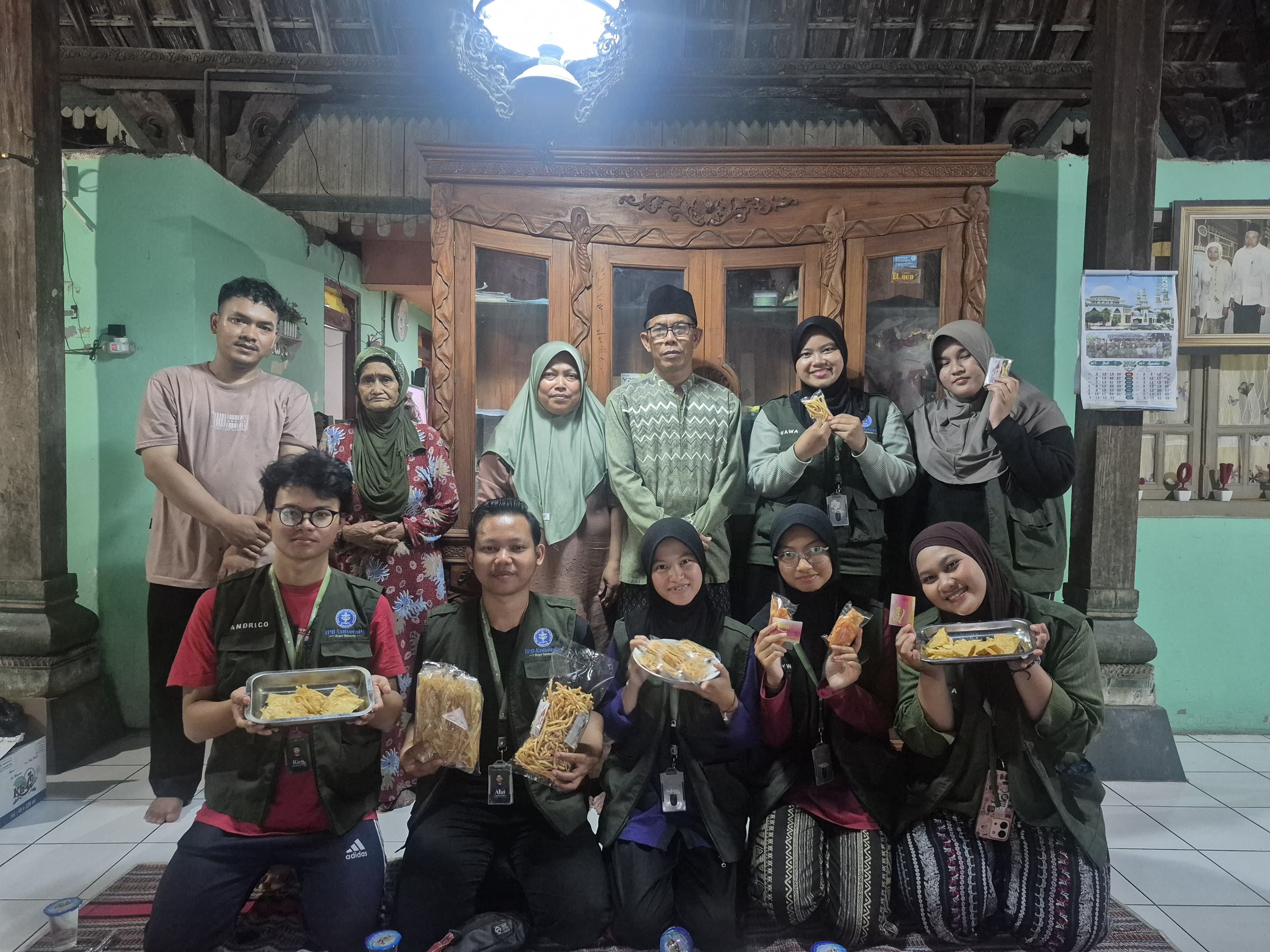 Pelaksanaan CAKRA Preneur: pembuatan video promosi bersama UMKM lokal kripik bawang merah Desa Tugu Lor. © Dokumentasi SedulorProject