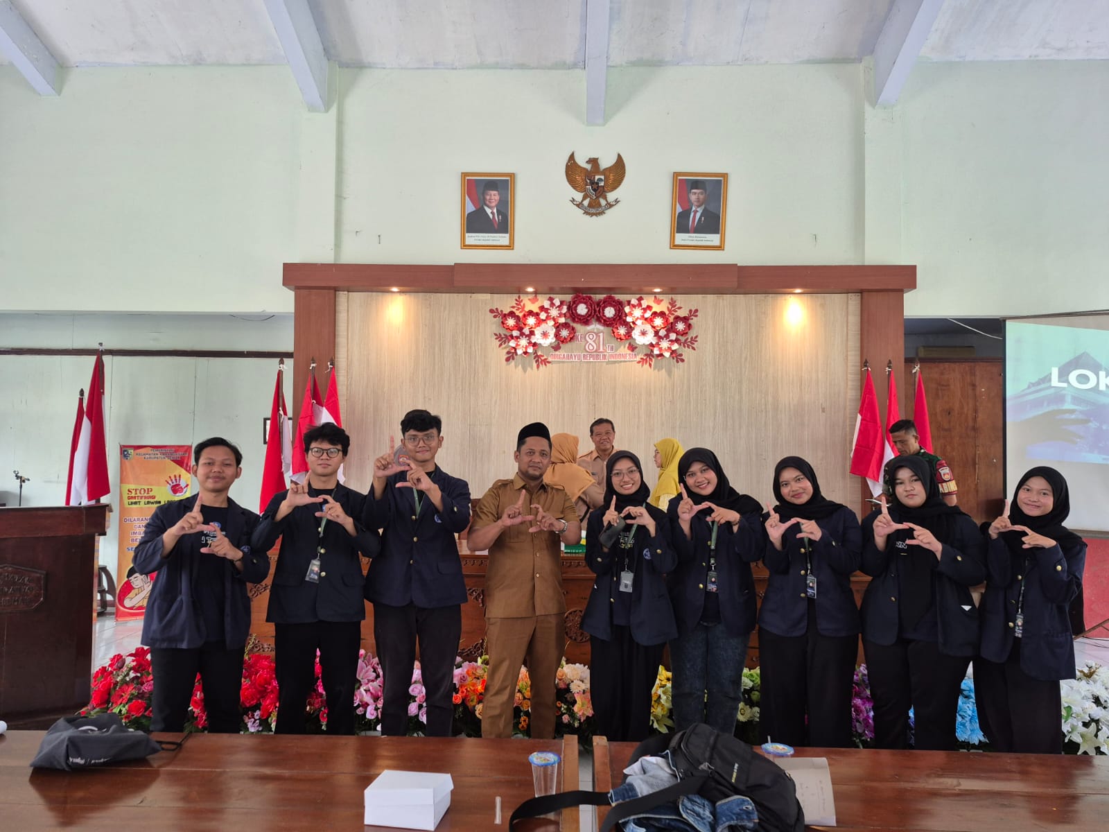 Foto bersama mahasiswa KKNT IPB University dan Kepala Desa Tugu Lor saat Lokakarya. ©Dokumentasi SedulorProject