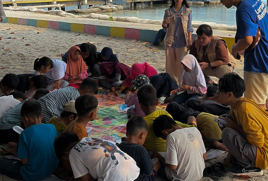 Anak-anak Pulau Tidung mewarnai kipas bersama Sahabat Gizi | Dok. Jejak Seribu 