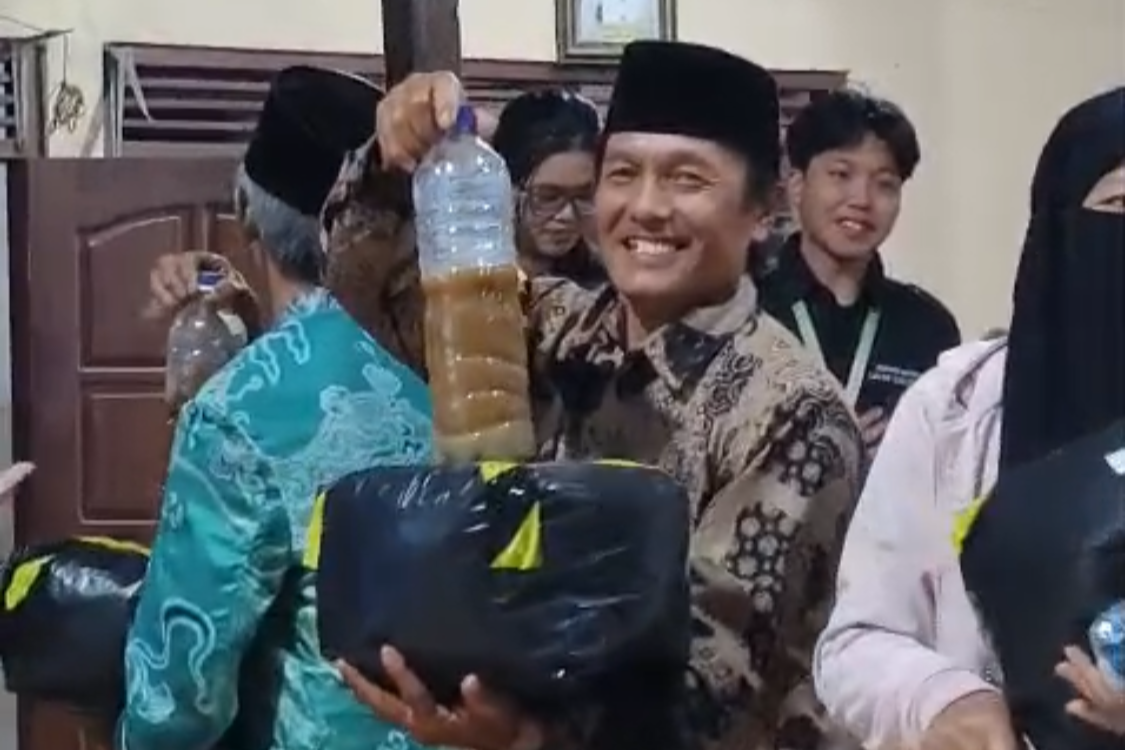 Peserta menerima sampel POC dan silase setelah sesi sosialisasi | Dokumentasi Pribadi